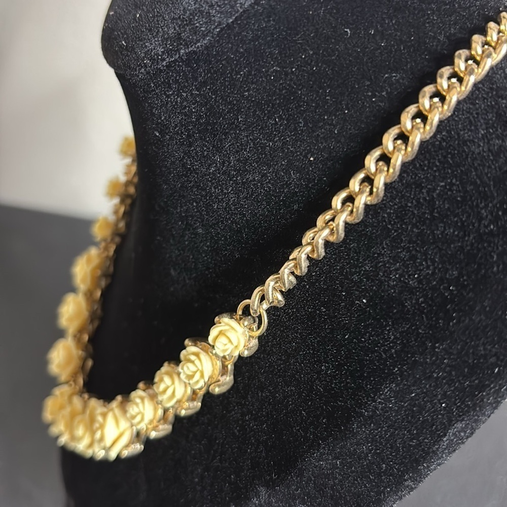 Vintage Carved Roses Elegant Gold Tone Rose Necklace​ - Picture 4 of 7